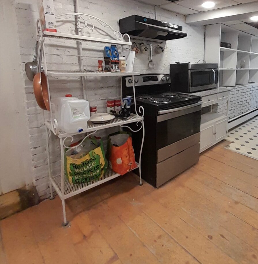 Building Photo - 100 College St