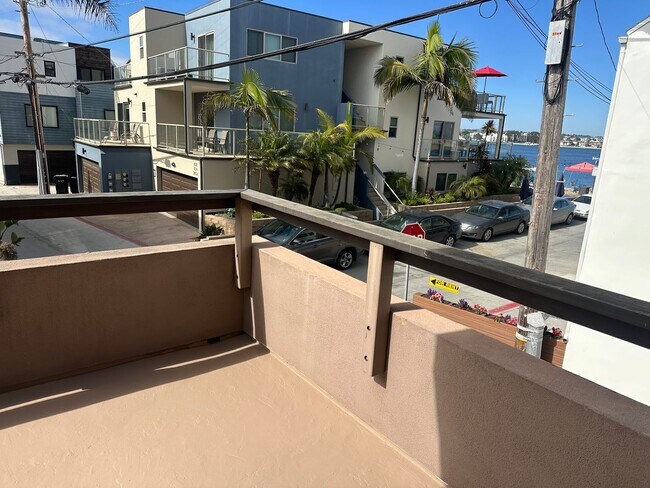 Building Photo - Mission Beach. 3 bedroom, 2.5 bath, 2 car garage,