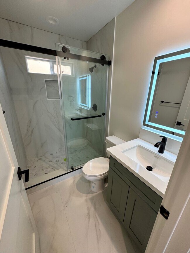 Building Photo - Remodeled Midtown Apartment- Private Washer/Dryer +AC!!