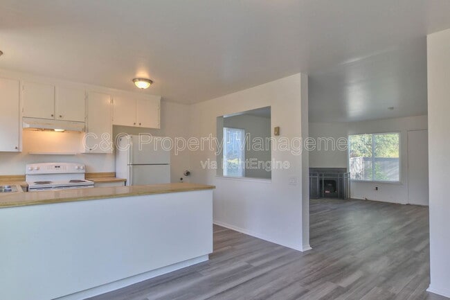 Building Photo - 130 Miles Ln