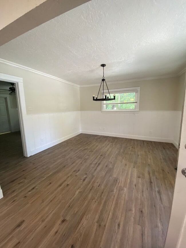 Building Photo - Amazingly Located Home