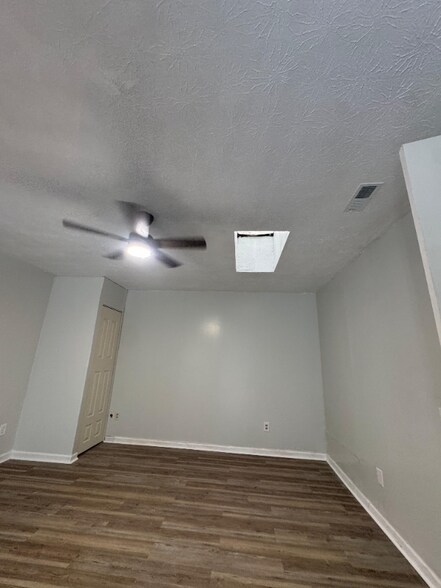 Building Photo - 3830 E 189th St