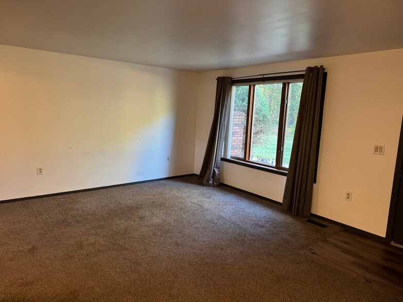 Building Photo - 1583 highland park dr