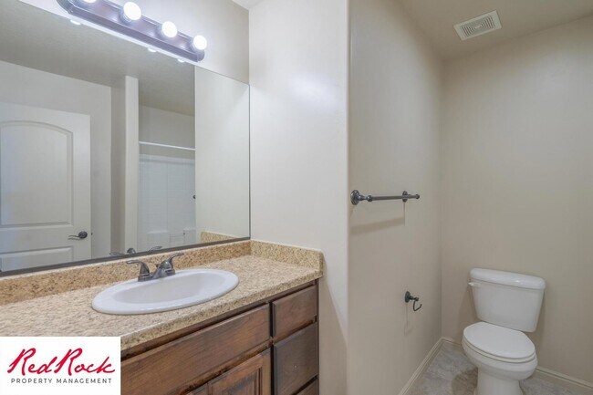 Building Photo - Cozy Townhome with Community Pool