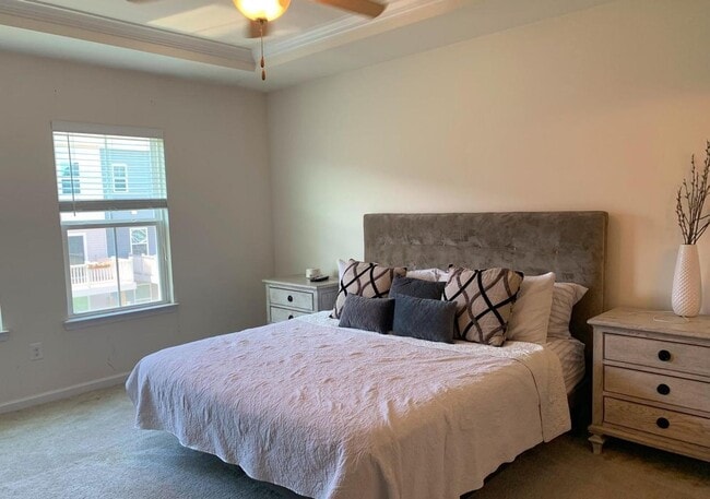 Building Photo - Captivating 3 BR/3 BA Townhome in Glen Bur...