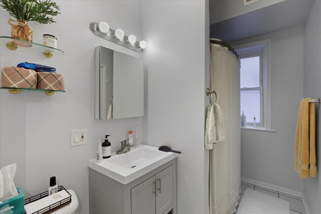 Building Photo - 1123 N Christiana Ave