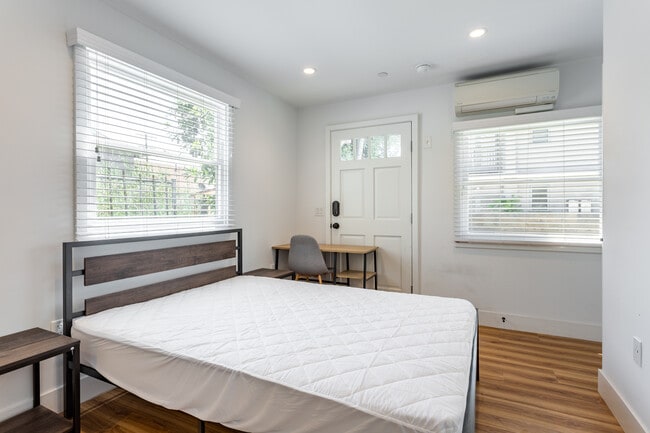 Private Bedrooom - 1325 W 24th St, Los Angeles, CA 90007
