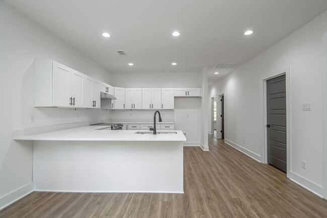 Building Photo - 324 S Schiller St