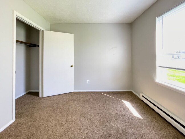 Building Photo - 2 Bedroom Flats Near Walking Trails!