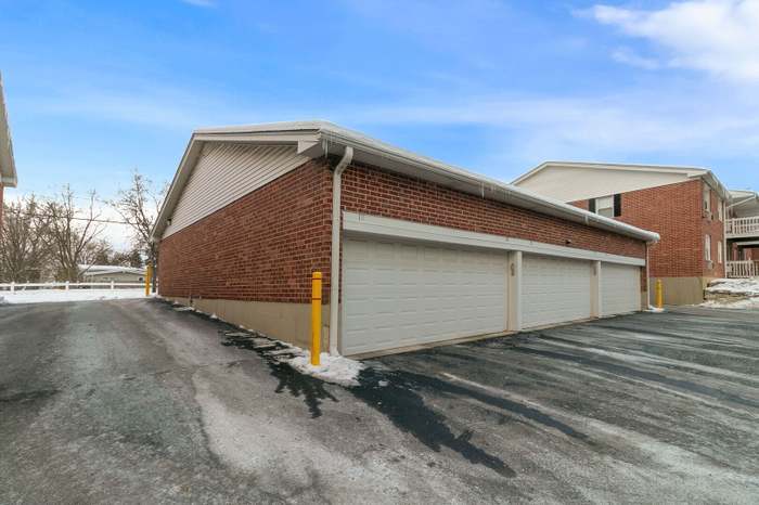 Building Photo - 565 Maple Ave