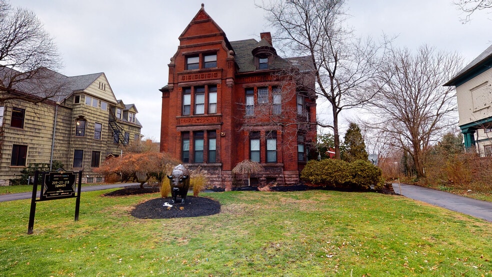 Primary Photo - 211 Summer St