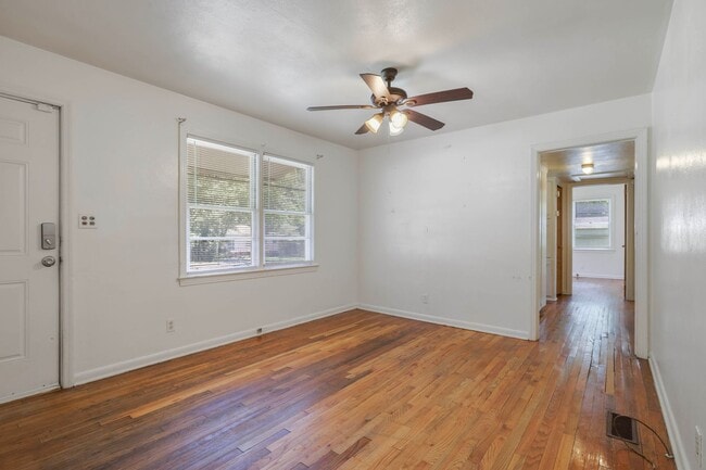 Building Photo - 4 bed 2 bath house, Walk to Stadium!! Available July 2026