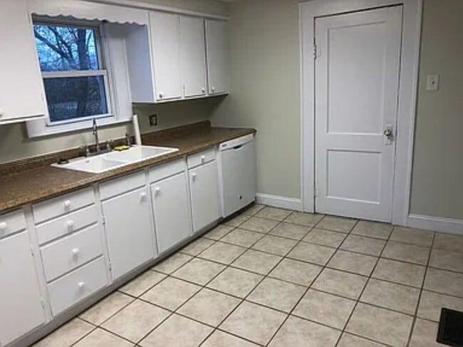 Building Photo - Cozy 2 Bedroom
