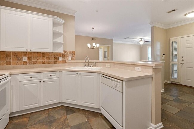 Building Photo - 2400 Cumberland Pkwy SE