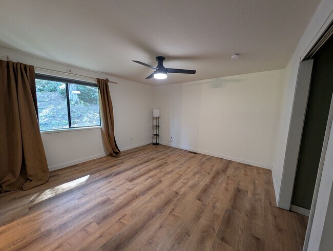 Building Photo - Tracyton Stunner! Available Now! 1/3 Acre FULLY Fenced.