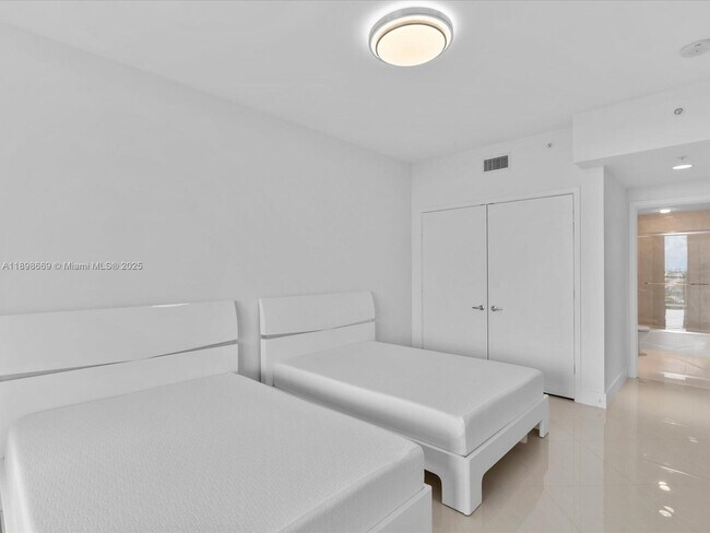 Building Photo - 17301 Biscayne Blvd