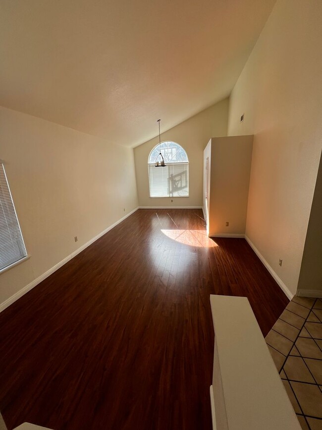 Building Photo - Beautiful Loma Linda 4bdrm 3 bath 2 story ...