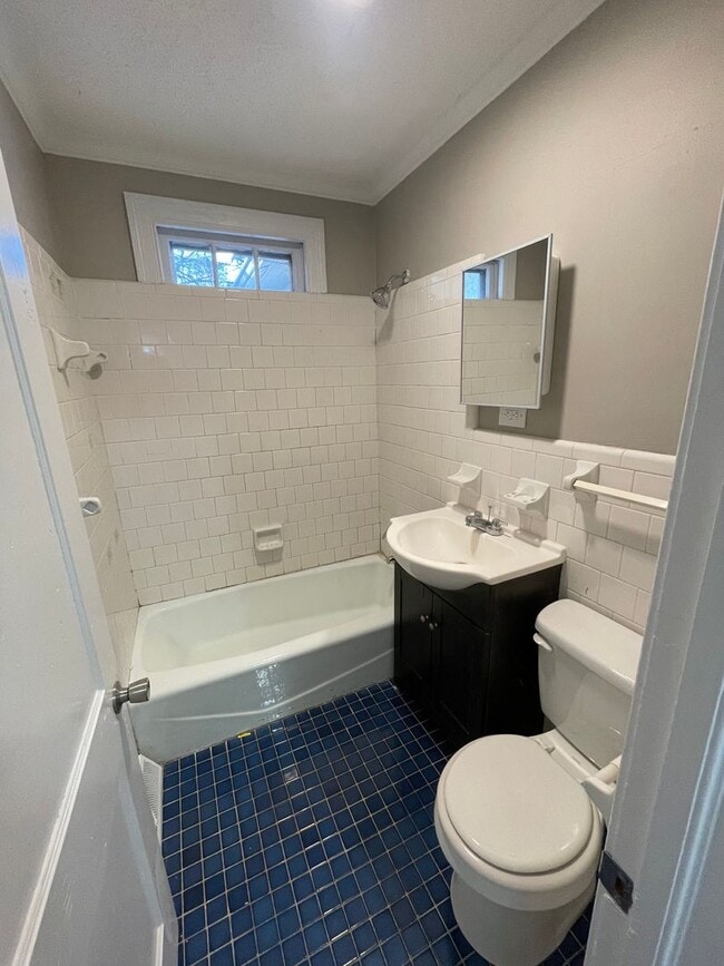 Building Photo - 613 Caldwell Ave NE