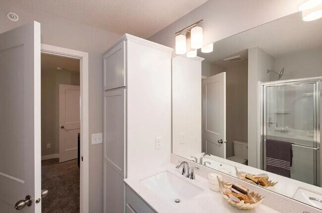 Building Photo - Upscale Townhome Living in Woodbury for $2,799!