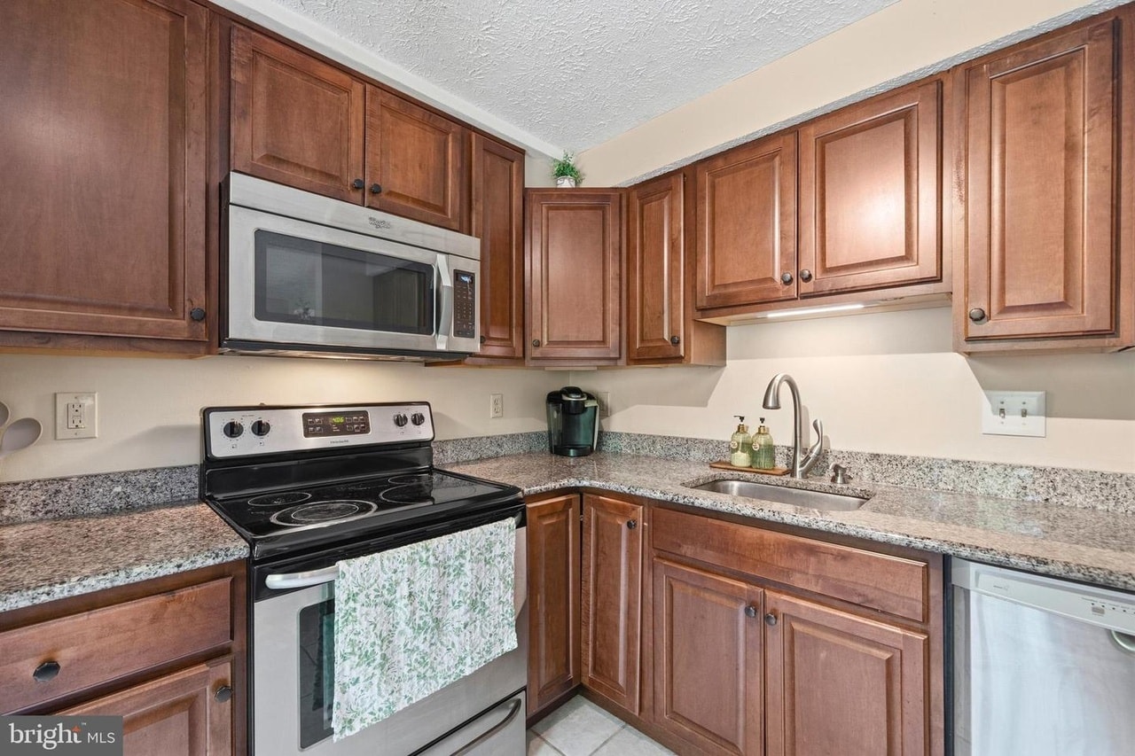 Kitchen - 7037 Hames Ct