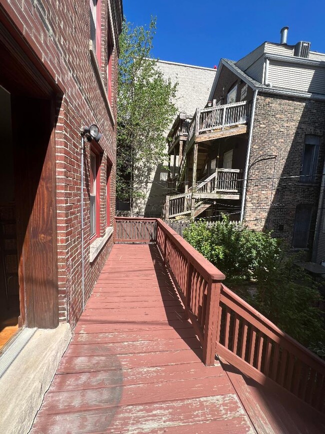 Building Photo - 852 W Diversey Pkwy