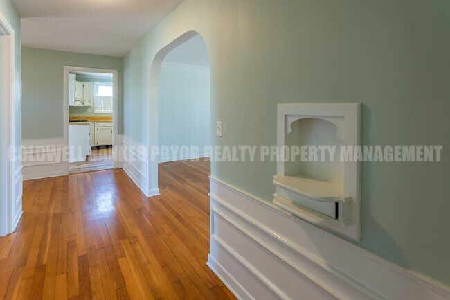 Building Photo - 323 Walsh Rd