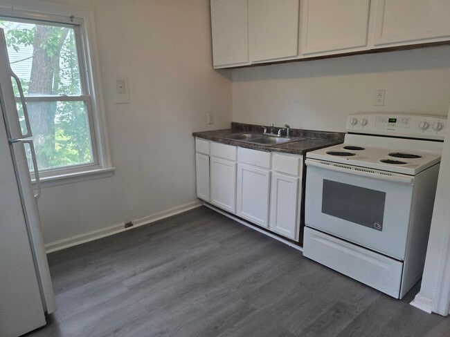 Building Photo - Updated 4-Bedroom, 1-Bathroom Home with Garage & Basement – $1,425/Month | Accepting Section 8