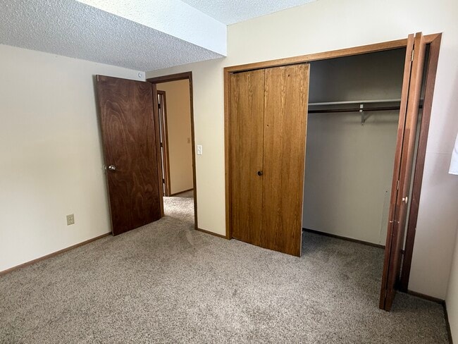 Building Photo - 2528 Birchview Ln