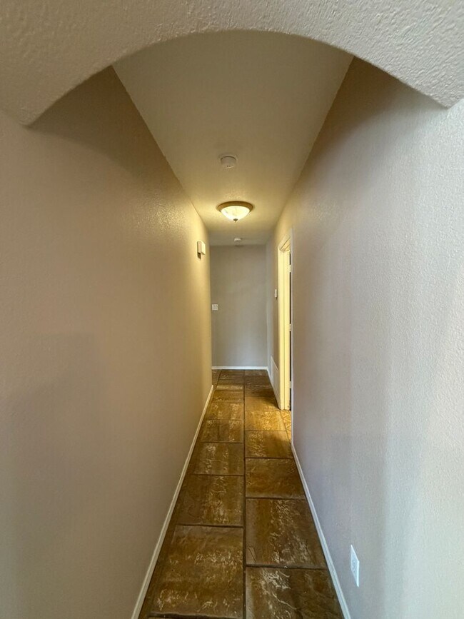 Building Photo - 3 Bedroom Single Story Home Available Near Dellyne Ave NW & Unser Blvd NW!