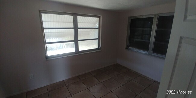 Building Photo - 2333 Roselawn Dr