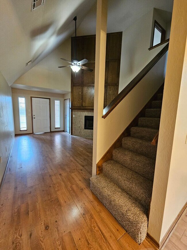 Building Photo - (4) Bed/(2) Bath in Moore w/ Shelter Avail NOW! Pets Negotiable!