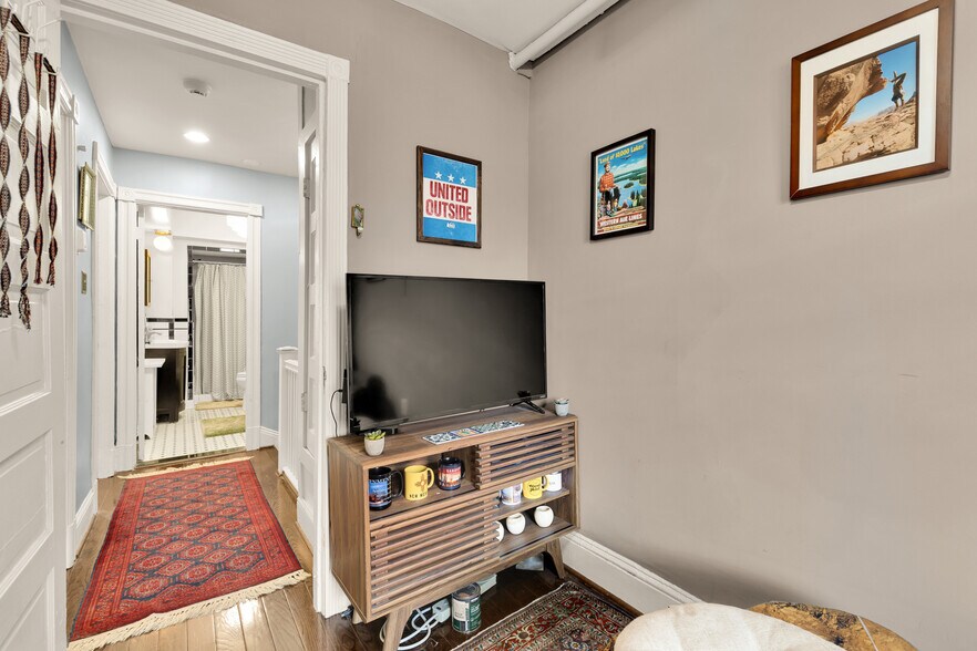 Building Photo - 207 V St NE