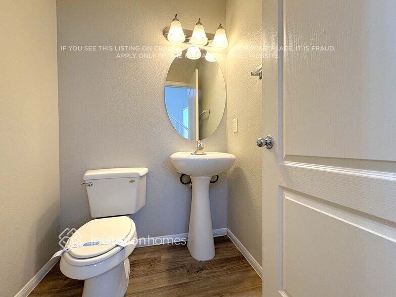 Building Photo - 720 Easter Lily Pl