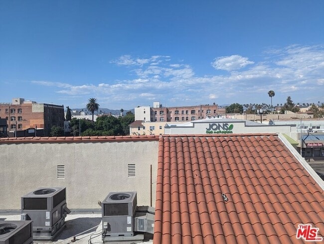Building Photo - 310 S Kenmore Ave