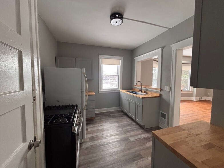 Building Photo - 846 E Grand Blvd