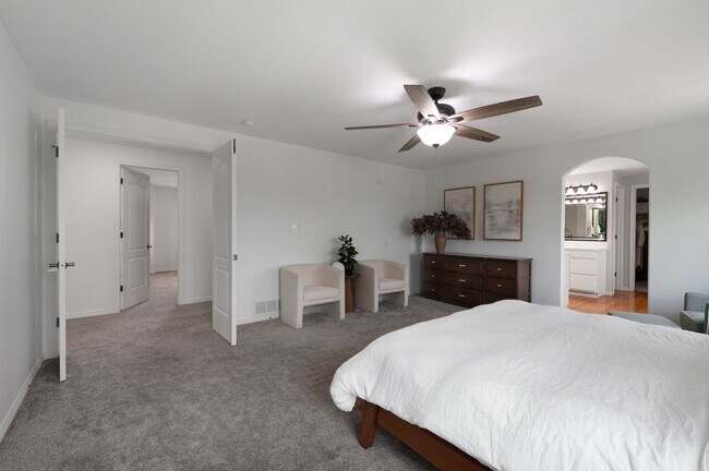 Building Photo - Elegant Mountain-View Retreat in Stone Cro...