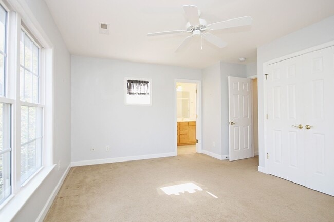 Building Photo - Cat-Friendly Forest Lakes South Townhome