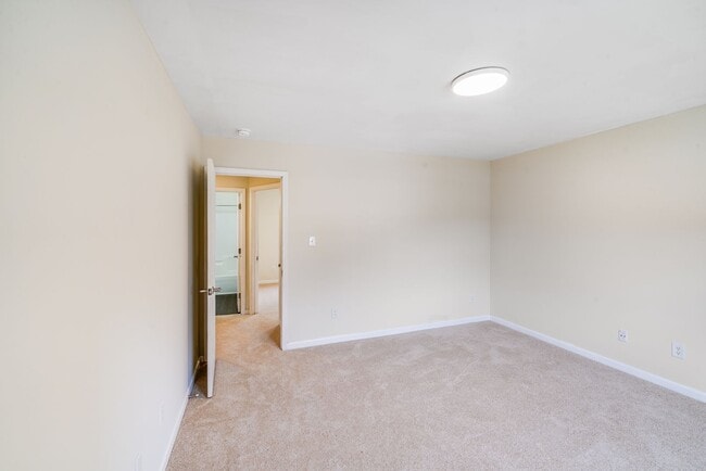 Building Photo - 2BR Updated Duplex Near South Park – Cozy,...