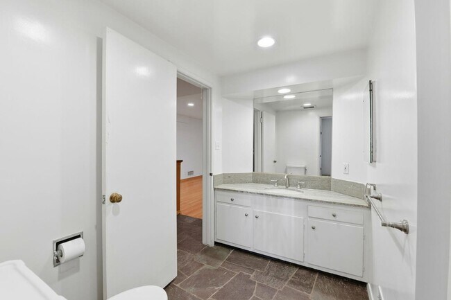 Building Photo - 1008 Westholme Ave