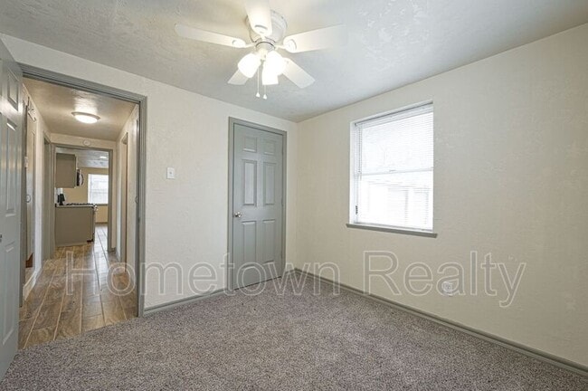 Building Photo - 2124 S Sunnylane Rd