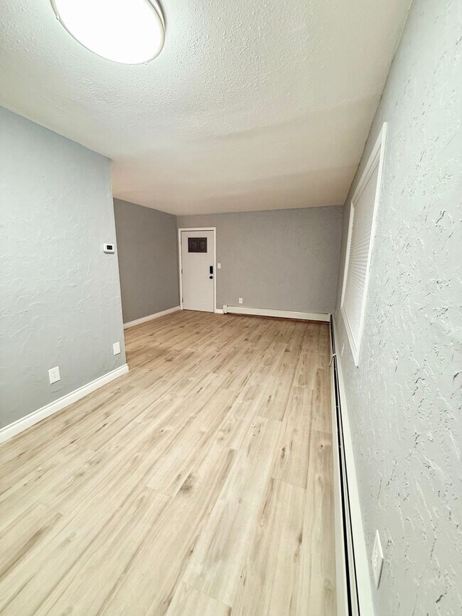 Building Photo - Fully Remodeled 2 Bed | 1 Bath Ground-Level Condo – No Stairs!