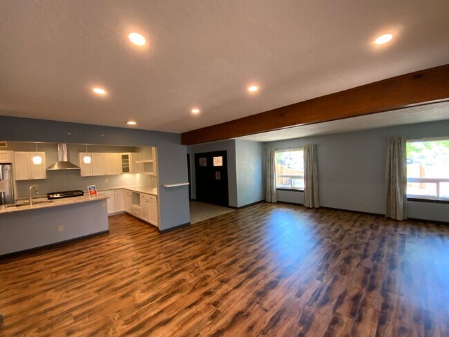 Building Photo - 3 Bedroom Single Story Home Available Near...