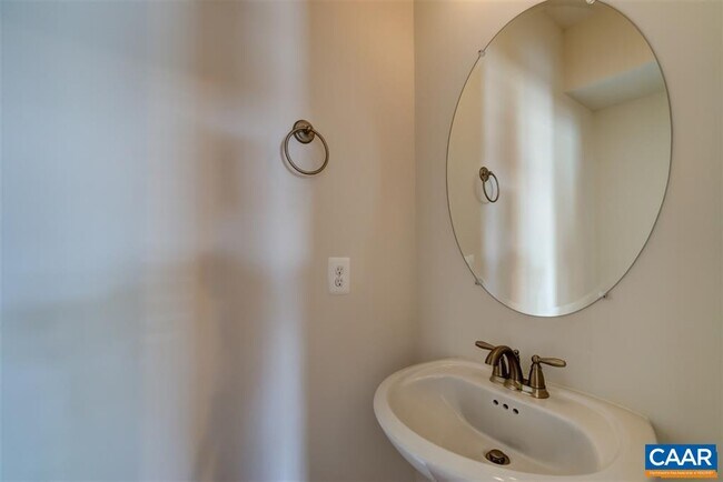 Building Photo - 2402 Winthrop Dr