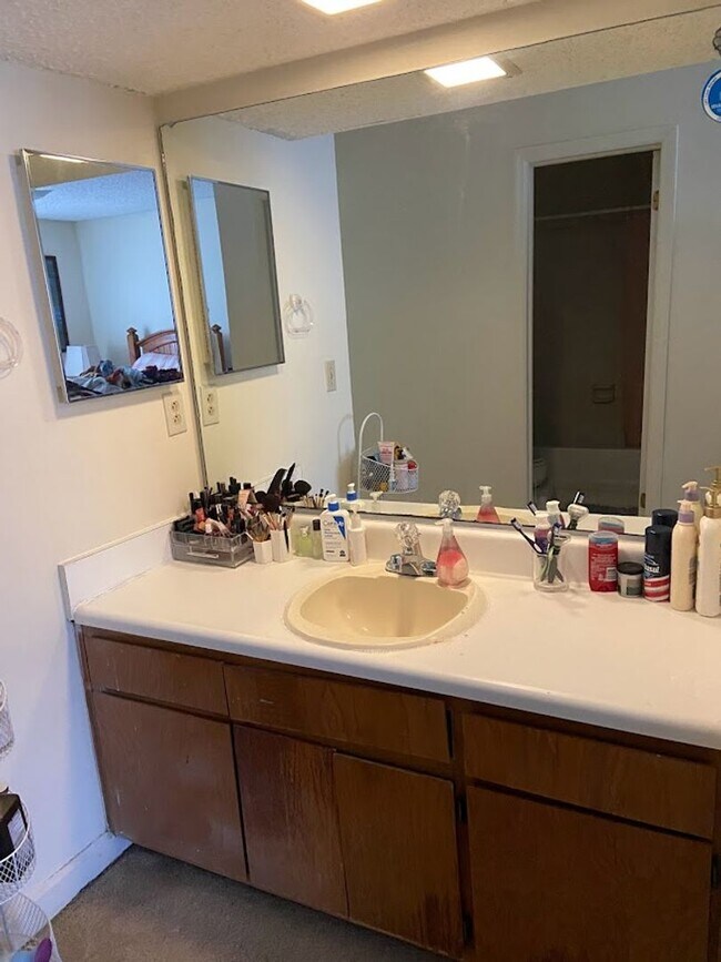 Building Photo - Spacious 2 Bedroom Condo Near Downtown Ath...