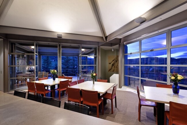 Building Photo - 821 Cluny Rd