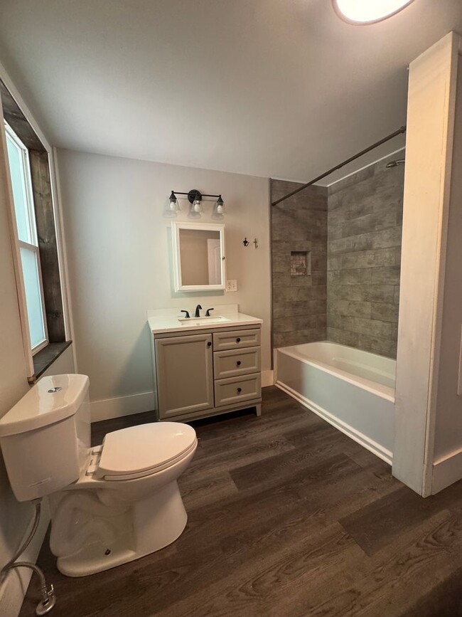 Building Photo - Spacious 3-4 Bedroom, 2 Bath Home for Rent...