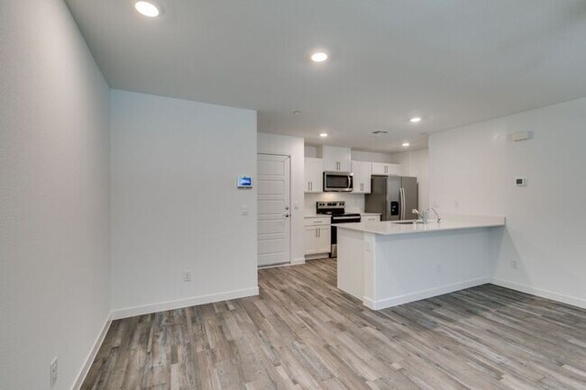 Building Photo - Beautiful New 3 Bed / 2.5 Bath Townhome 89178