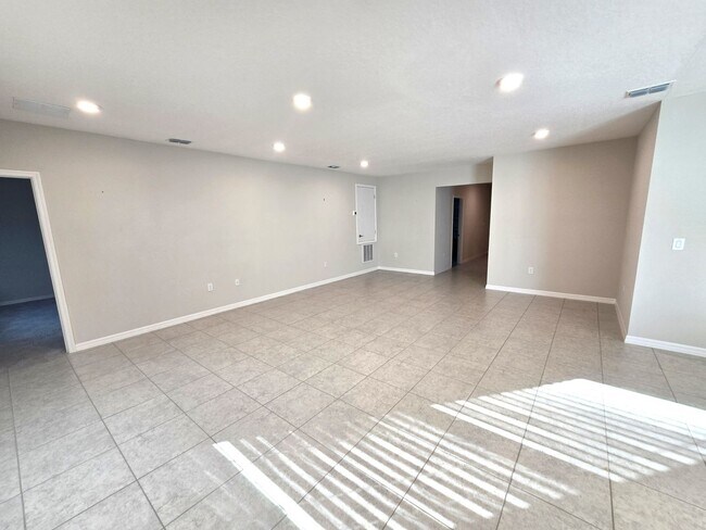 Building Photo - Stunning 4 bedroom, 2-bathroom home