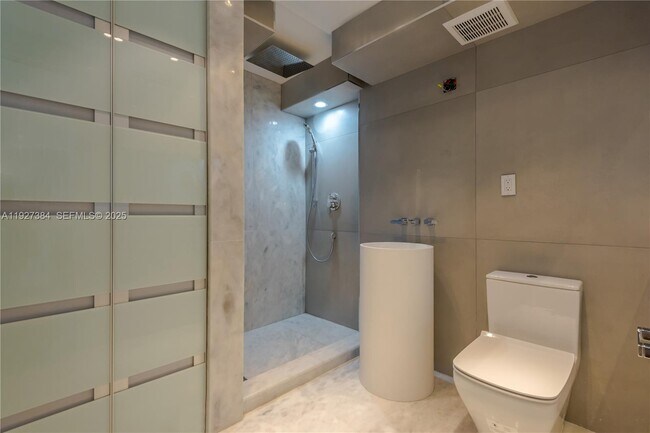 Building Photo - 6423 Collins Ave