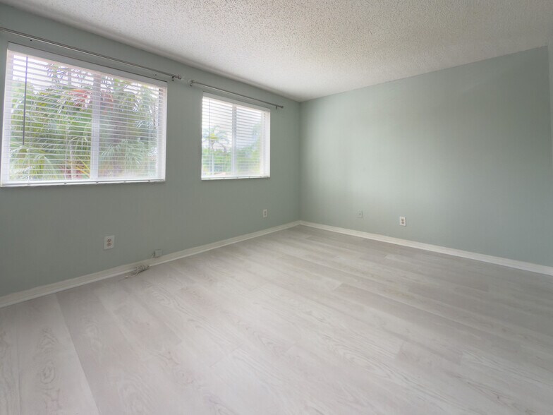 Building Photo - 1705 SW 110th Ter